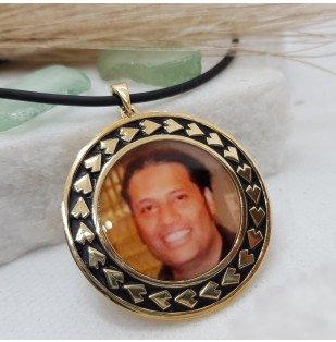 Large 9ct yellow gold spear photo frame pendant