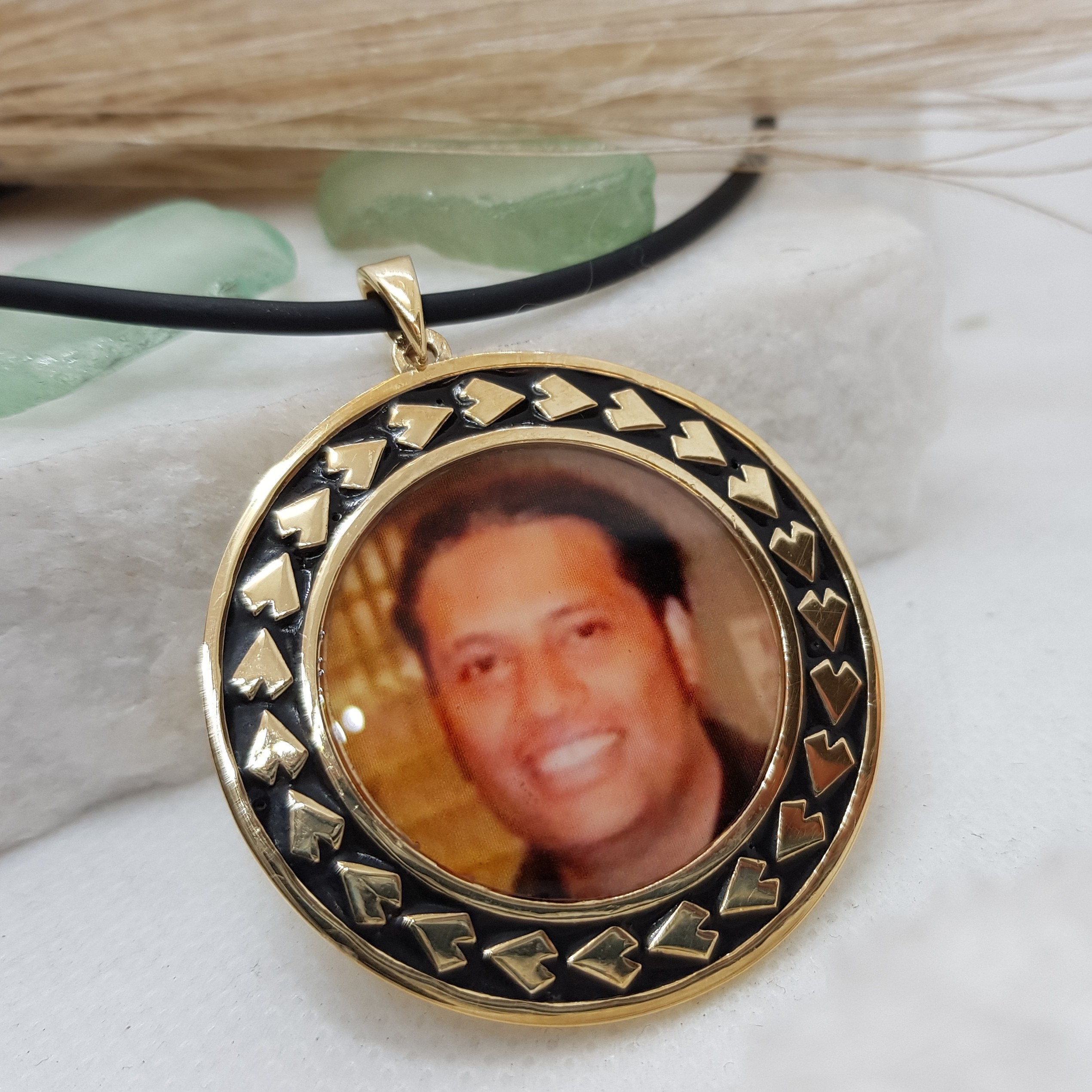 Large 9ct yellow gold spear photo frame pendant